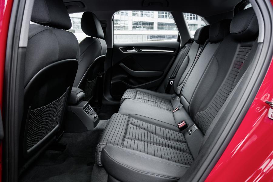 Интерьер Audi A3 Sportback 2.0 TFSI (8V) 2016 года  (WW) (фото 7 из 19)
